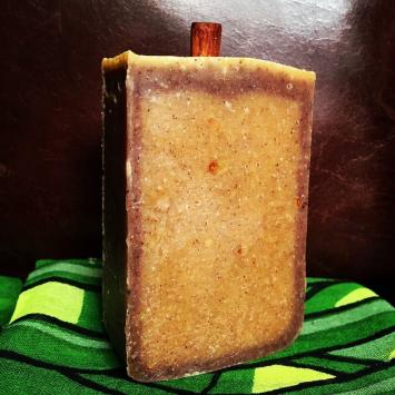 Savon à la cannelle fabriqué à la main et à froid, surgras, 100% naturel. Les parfums proposés sont  : lait d’avoine et miel d’amande, verveine et argile rose, menthe et corète, lemon bar, camomille, nigelle noire et spiruline, charbon actif et romarin, girofle et hibiscus, carrot soap, café, charbon actif et tea tree